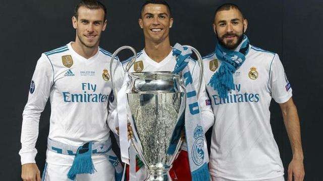 你给多少分？法鹰旧将特拉普和妻子高难度动作秀恩爱（打几分？前法鹰旧将特拉普与妻子上演高难度花式秀恩爱）