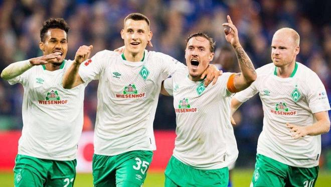 消息人士透露，拜仁对从曼联挖角充满信心，双方已就一月份的重磅交易展开谈判。（知情人士称拜仁有信心从曼联引援，一月重磅交易谈判已开启）