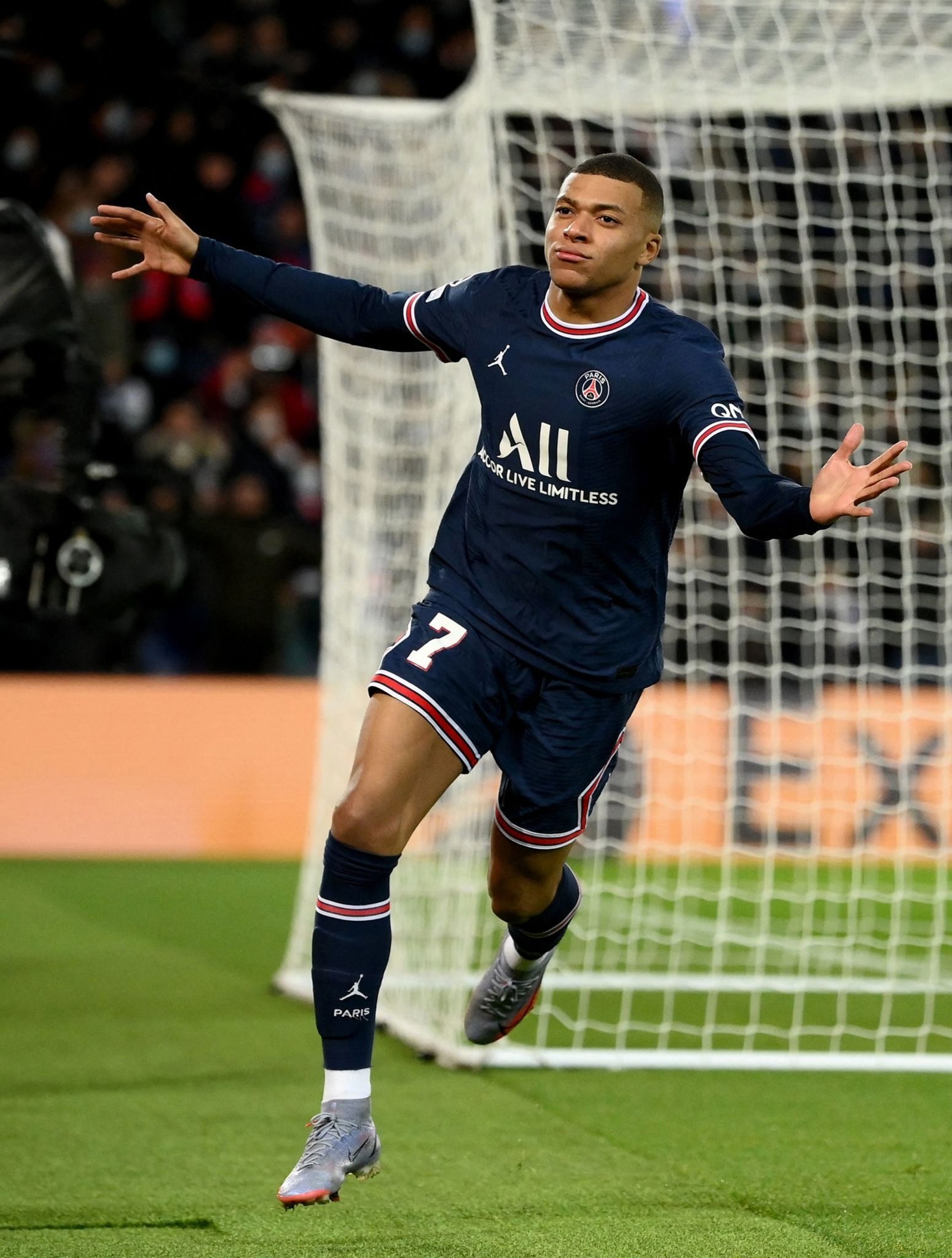 斯通斯：改打五后卫是教练的临场决定；真为福登感到开心（斯通斯：五后卫是教练临时调整，我真心为福登高兴）