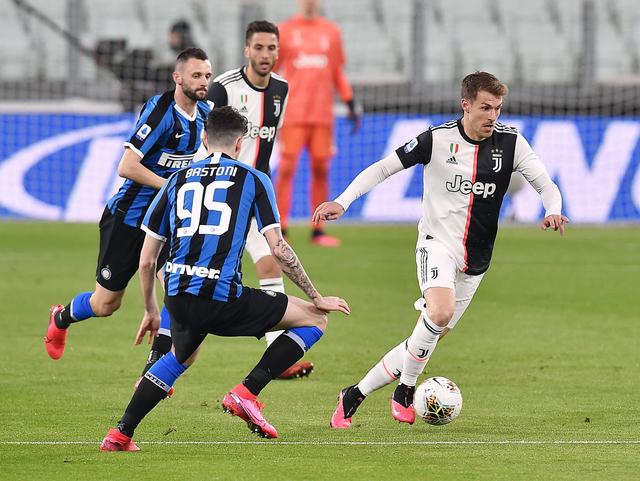 重庆两江新区十联屏打出多个宣传语，庆祝重庆铜梁龙冲超成功（重庆两江新区十联屏轮播多条祝贺语，庆贺重庆铜梁龙成功冲超）